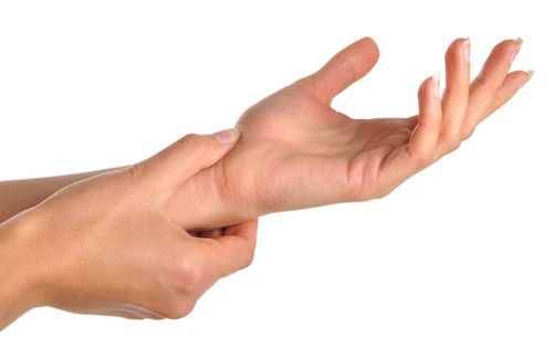 Les douleurs aux mains et aux poignets : à quoi sont-elles dues ?