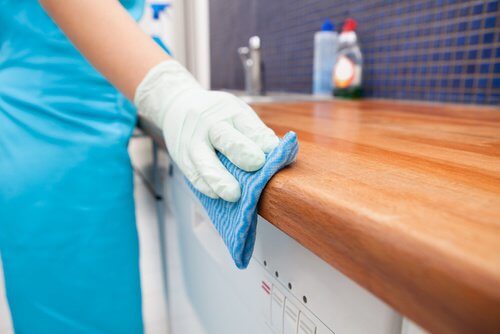 Desinfecter-le-plan-de-travail-de-la-cuisine-500x334