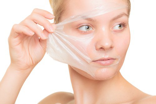 La chute des cheveux avec la bulbe blanche les rappels