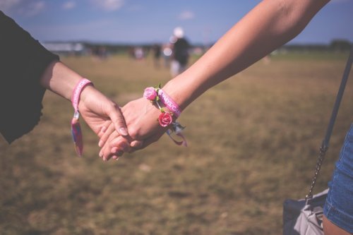couple-dans-la-main-500x333