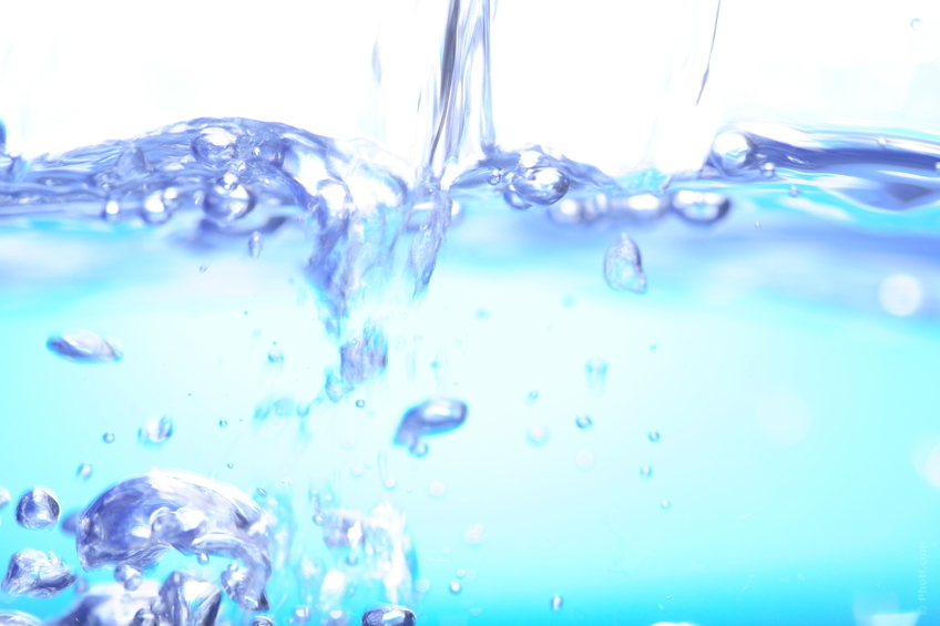 L'eau est basique et indispensable. Deux à trois litres par jour sont recommandés pour nettoyer les voies urinaires et combattre l'infection urinaire.