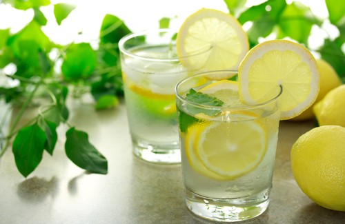 Est-il bon de boire de l'eau chaude au citron le matin ?
