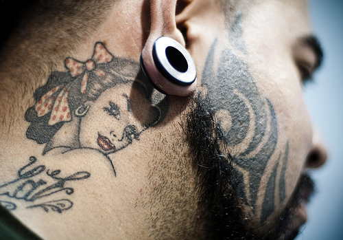 Complications si on se fait tatouer.