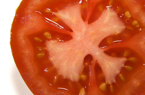 Tomate comme solution pour les cicatrices d'acné