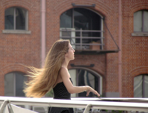 Du vinaigre de cidre pour les cheveux.