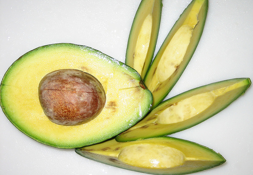 L'avocat fait partie des remèdes naturels très efficaces pour les peaux matures.