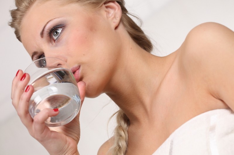 Boire de l'eau est extrêmement important pour détoxifier l'organisme.