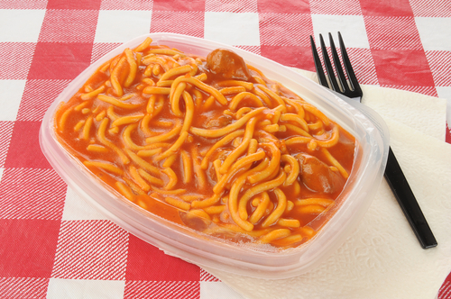 Dangers des assiettes en plastique.