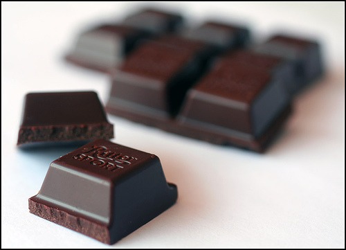 Le chocolat noir permet de réduire la pression artérielle.