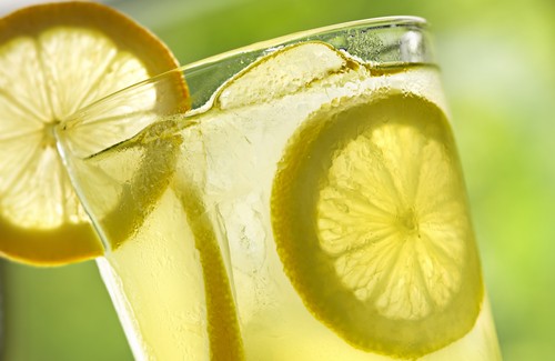 Eau citronnée chaque matin : 10 bienfaits