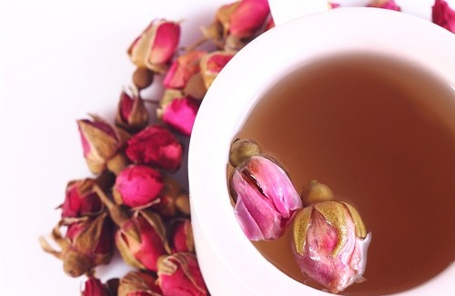 Le thé à la rose : la recette et ses incroyables bienfaits