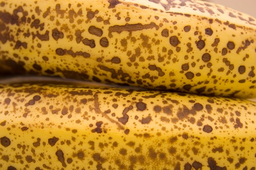 La banane mûre pour effacer les taches brunes.