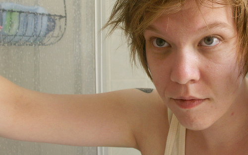 Le thé active la circulation des yeux et réduit les marques des cernes.