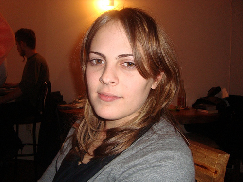 Un bon fond de tient réduit les marques des cernes.