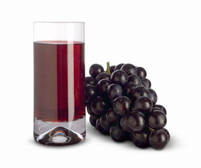 grappe de raisin noir et jus de raisin