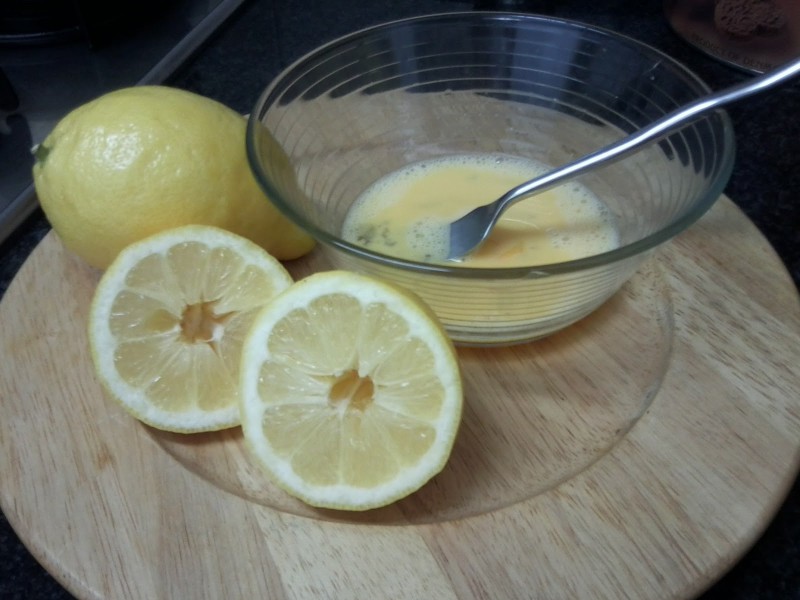 Préparation de la tarte au citron.