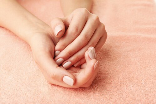Le vernis permet de camoufler les taches blanches sur les ongles