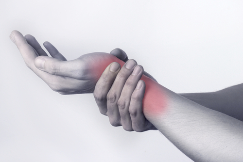 L'arthrite peut se traduire par des douleurs chroniques.