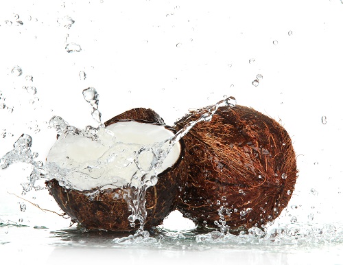 La consommation d'eau de coco est excellente pour la santé.