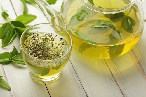 Le thé vert est une boisson qui aide à brûler des graisses.