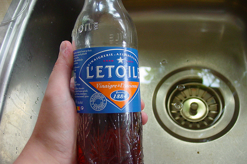 Le vinaigre pour l'évier.