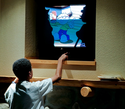 enfant regardant la télé