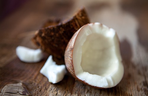 Noix de coco parmi les fruits brûle-graisses