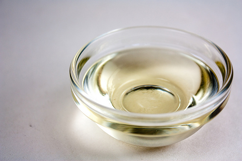 L'huile de coco pour hydrater les cheveux.