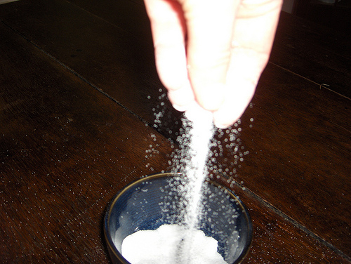 Les gargarismes avec le sel permettent de soulager les maux de gorge.