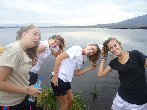 jeune filles se lavant les cheveux