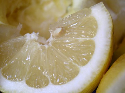 Du jus de citron pour les robinets.