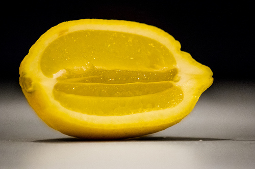 DU jus de citron contre les mauvaises odeurs.
