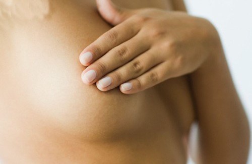 Les causes des douleurs et démangeaisons aux seins - Améliore ta Santé