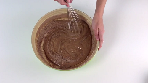 Ajoutez le cacao à votre gâteau au yaourt.