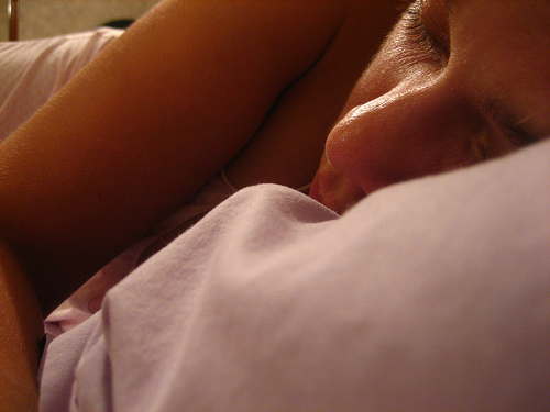mauvaises habitudes qui nuisent à notre cerveau : Se couvrir la tête pour dormir