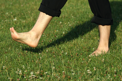 marcher pieds nus pour atténuer les douleurs plantaires