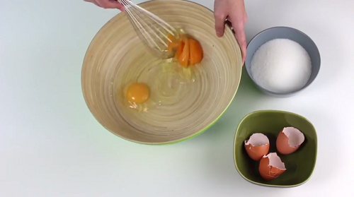 Ajoutez les œufs à votre gâteau au yaourt.