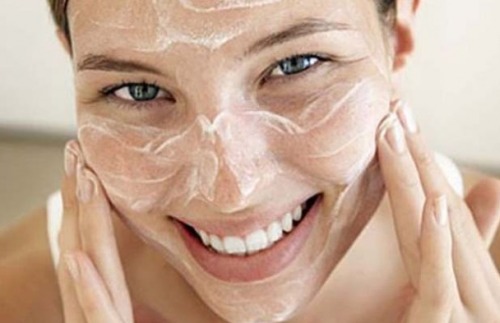 Hydrater la peau avec les peelings naturels est important.