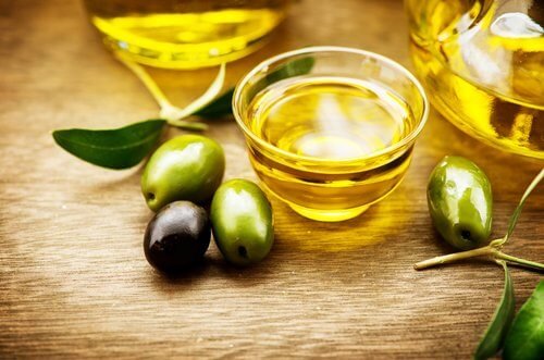 L'huile d'olive aide à faire pousser les cils 