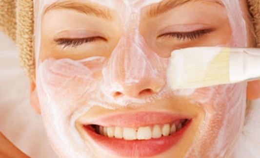 Le masque de la vitamine et et e pour la peau autour des yeux
