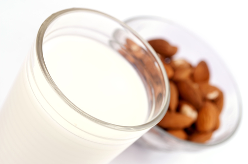 Le lait d'amande permet de soigner le reflux gastrique.