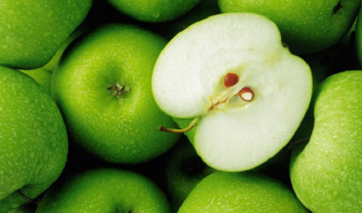 Pommes vertes sur les poches sous les yeux.