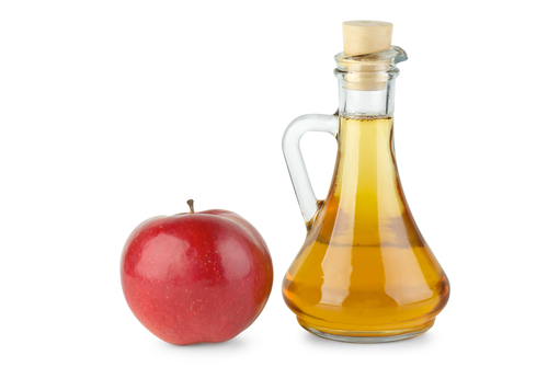 Le vinaigre de pomme est un moyen très efficace de renforcer les ongles.