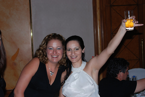 Une femme lève son verre