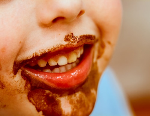 Bouche d'enfant rempli de chocolat