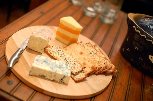 Pourquoi avons-nous des boutons? Le lait, le fromage et la charcuterie sont responsables.