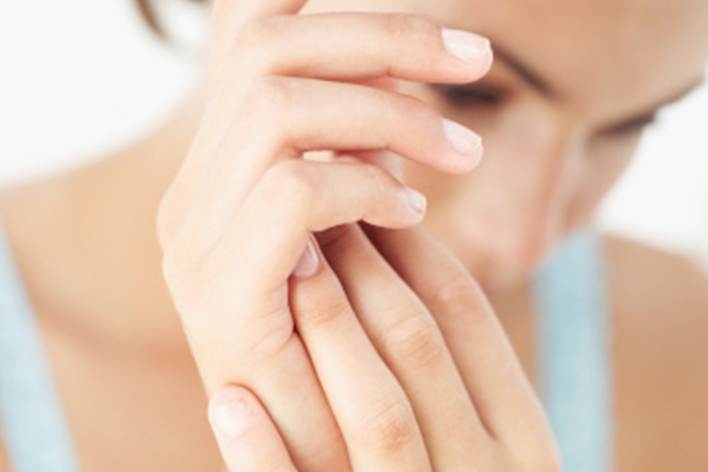 Les taches de rousseur sur les mains.