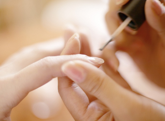 Faire briller les ongles avec du dentifrice.