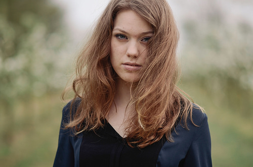 femme avec des cheveux ternes