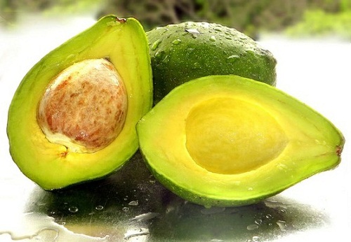 Tonifier la peau avec un masque à l'avocat.
